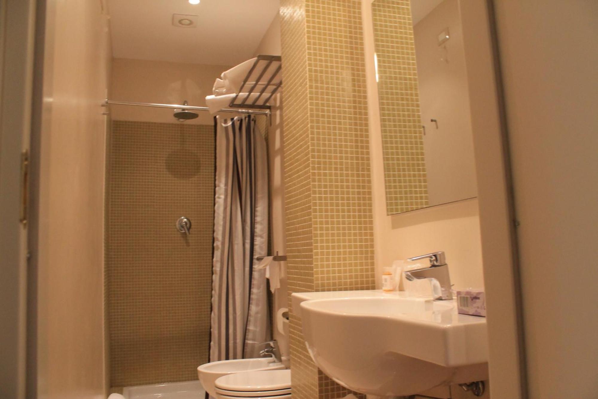 Hotel Touring ลีวอร์โน ภายนอก รูปภาพ