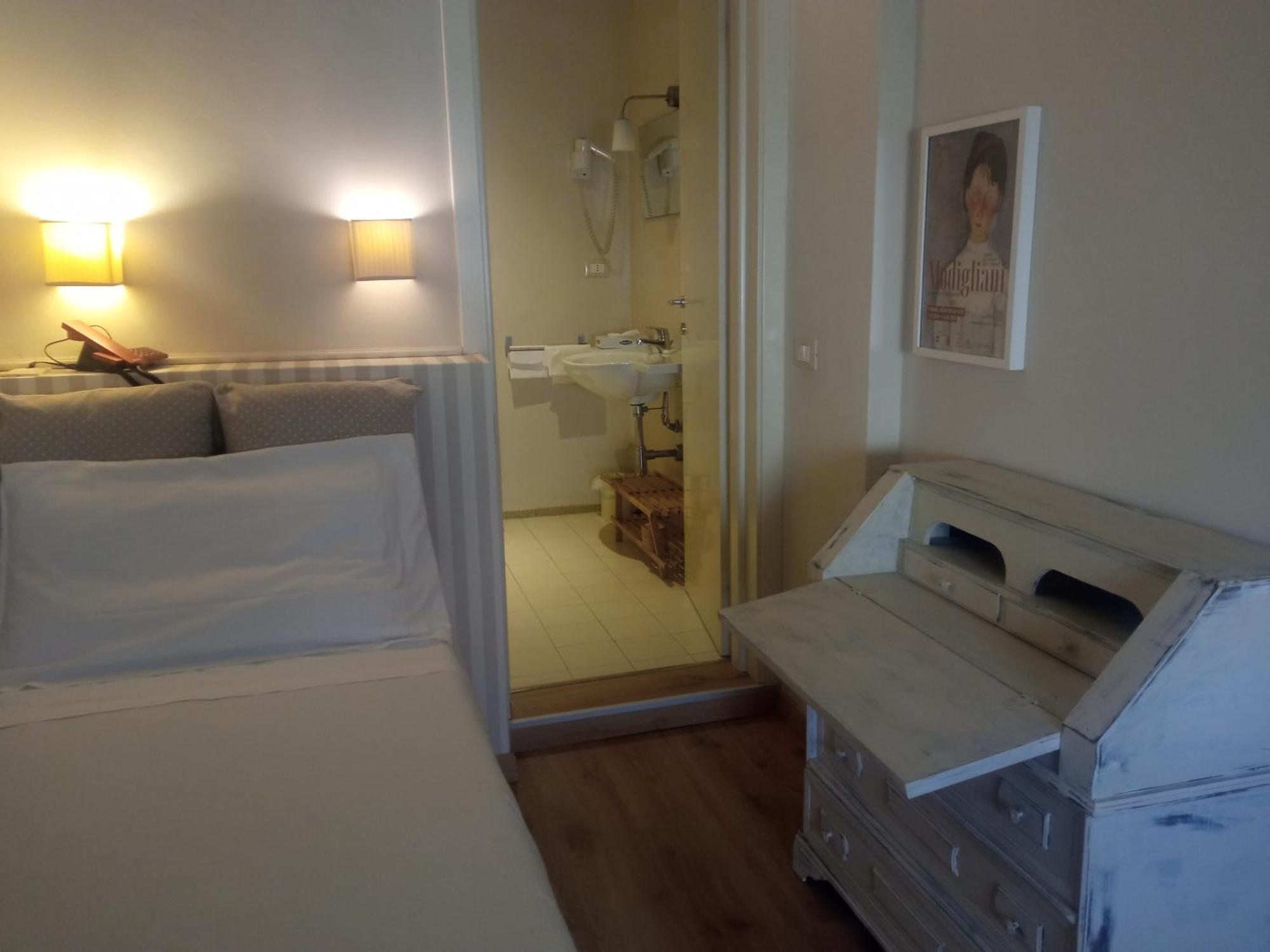 Hotel Touring ลีวอร์โน ภายนอก รูปภาพ